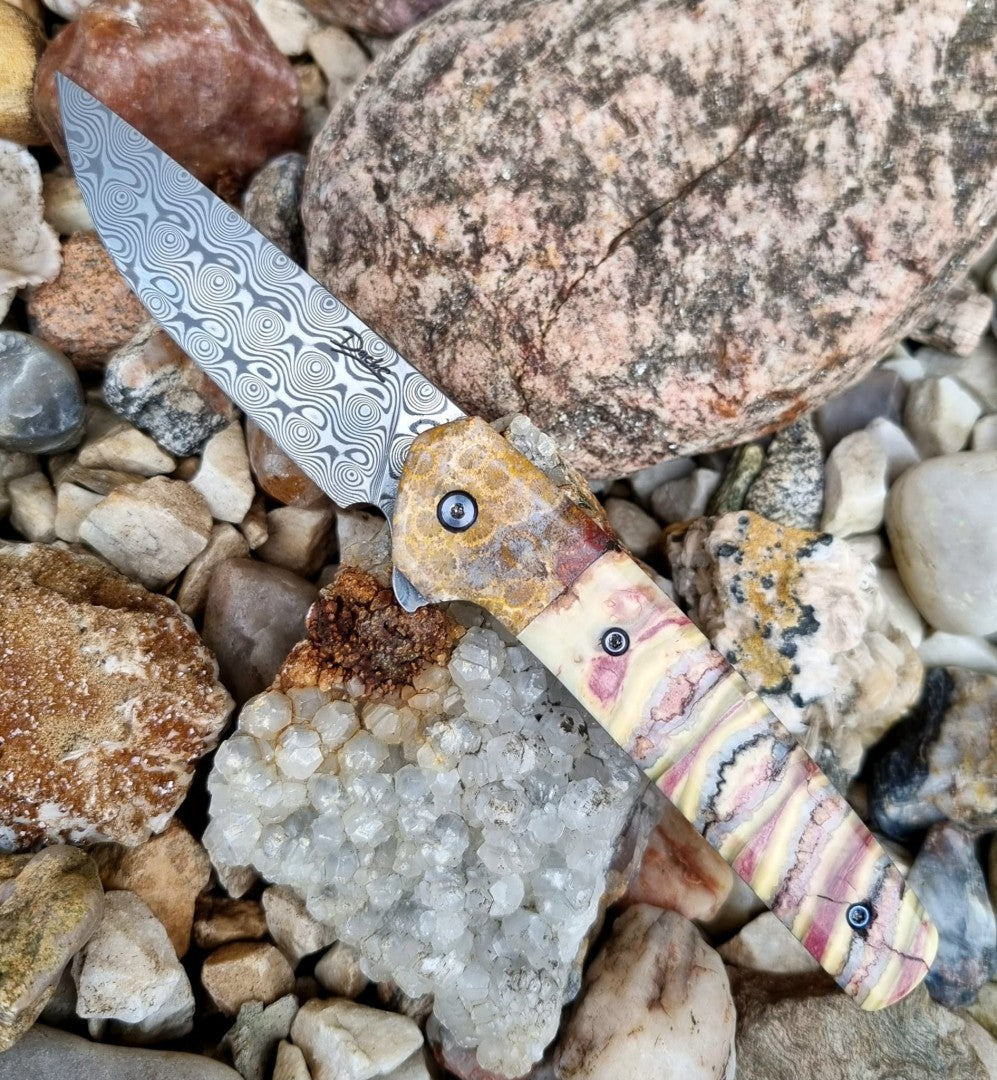 Klappmesser Versteinerte Koralle, Muonionalusta-Meteorit und Mammuthocker 