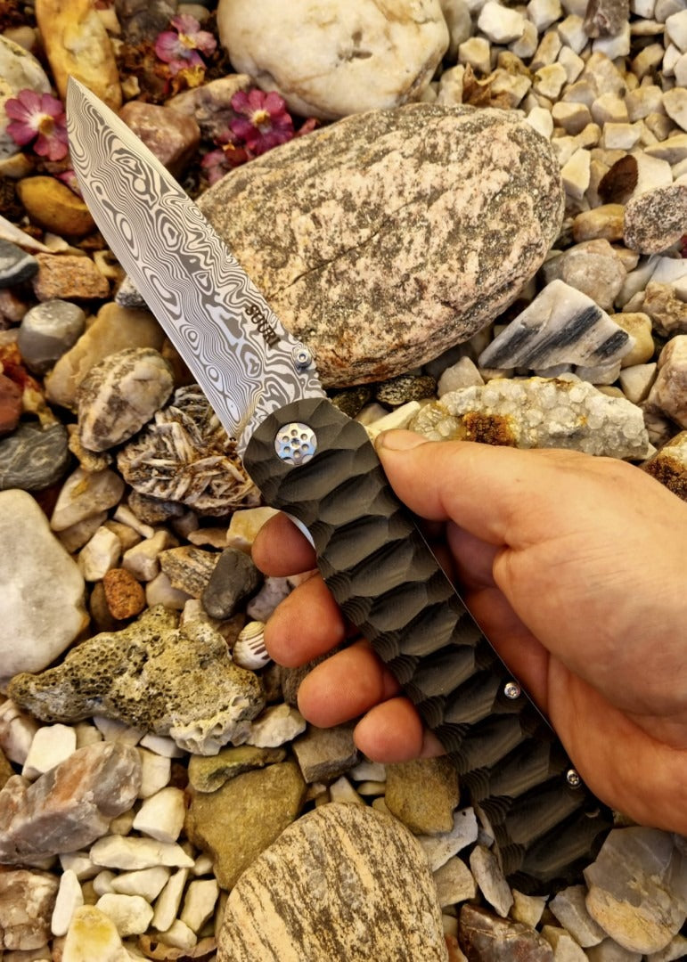 SUURI Klappmesser: Ein Gigant an Stärke und Exklusivität