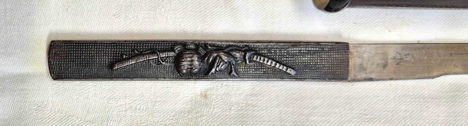 Ornamentální výzdoba na rukojeti nožíku Kogatana