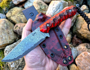 Ručně vyrobený damaškový nůž s výraznou rukojetí z červeného šišky v pryskyřici a Kydex pouzdrem – ideální lovecký, bushcraft a EDC nůž pro outdoor nadšence. Nerezová damašková čepel s unikátním vzorem, ergonomický úchop a odolné pouzdro vhodné na opasek