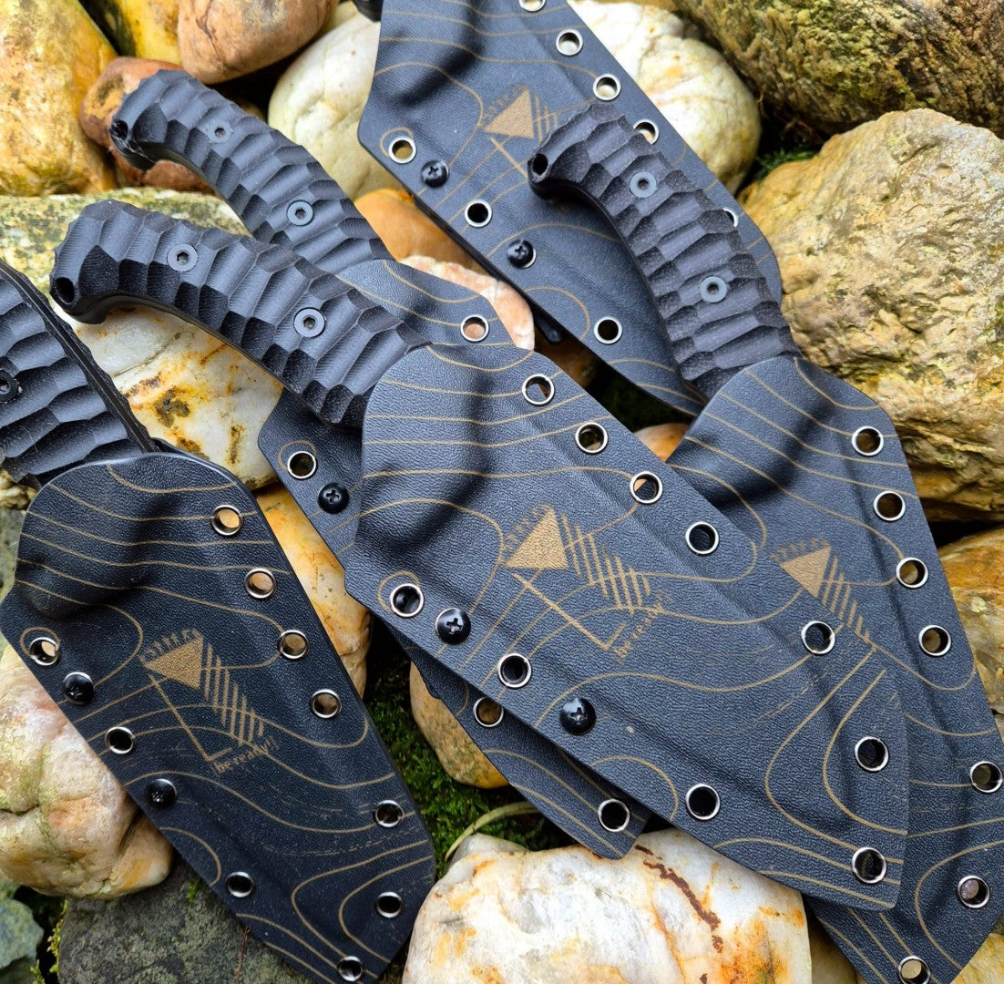Sběratelský nůž ARES III Limited položený na stylově potištěných pouzdrech