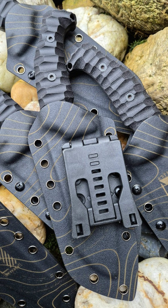 Zadní strana pouzdra ARES III Limited s upevňovacím klipem