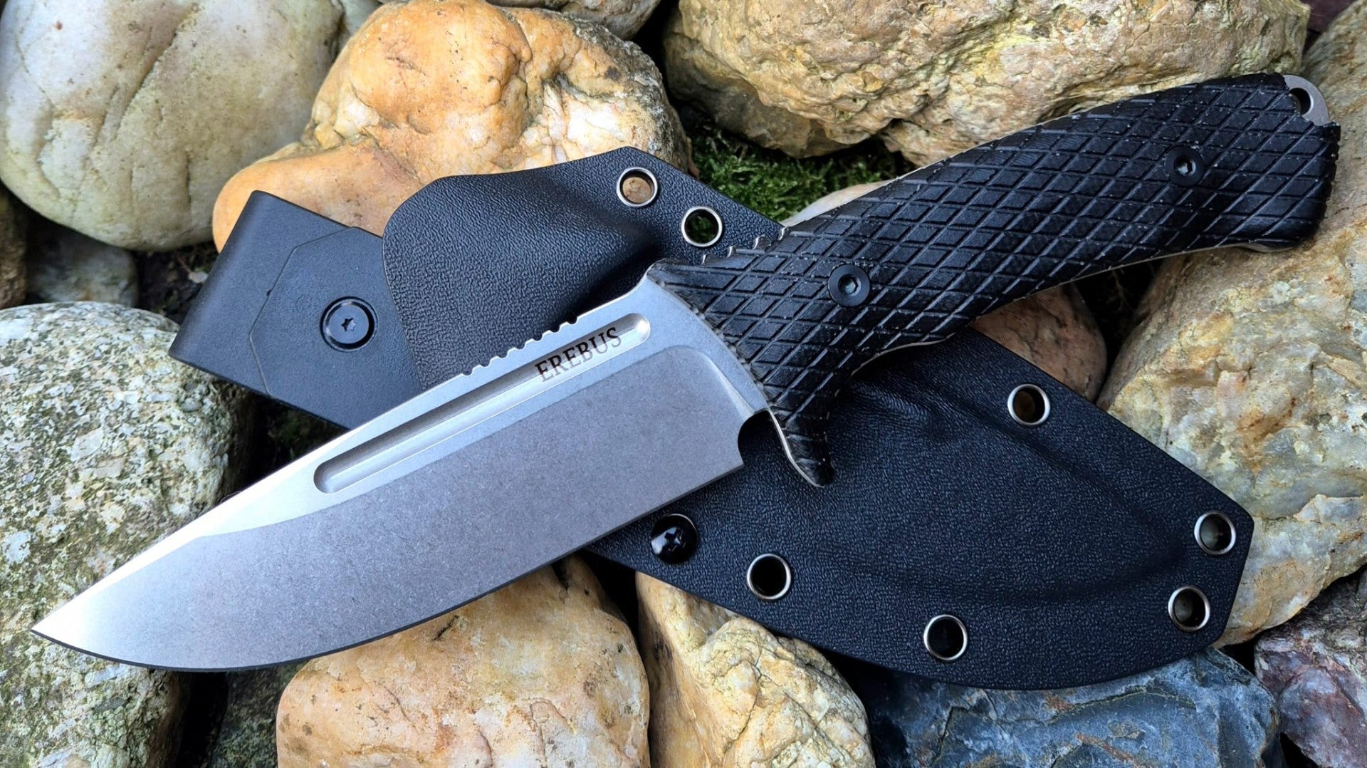 Nůž Erebus na kamenném podkladu – čepel ve stonewash úpravě