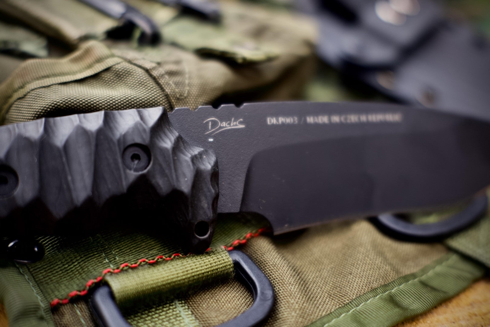 Detail čepele s logem Dachs Knives a nápisem Charon III – DLC 