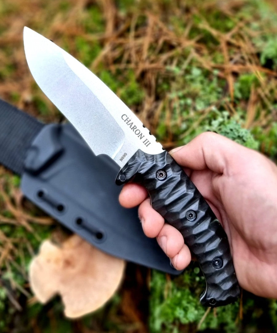 Lovecký nůž Charon III držený v ruce – ukázka ergonomického tvaru a úchopu