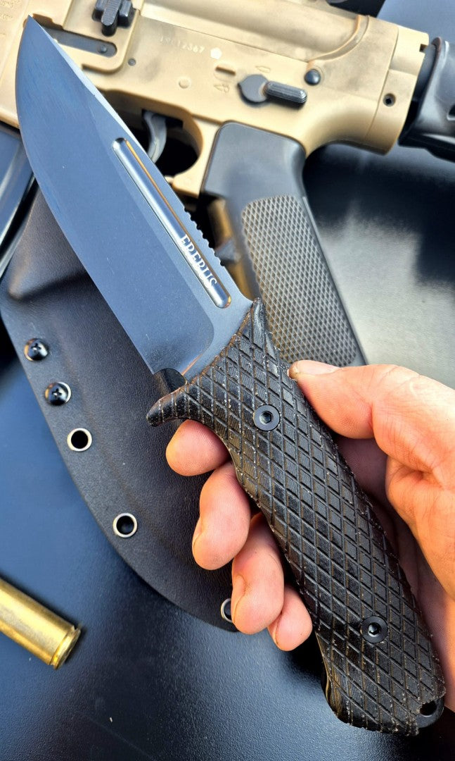 Detail úchopu loveckého nože Erebus – černá Micarta rukojeť a DLC povrch čepele