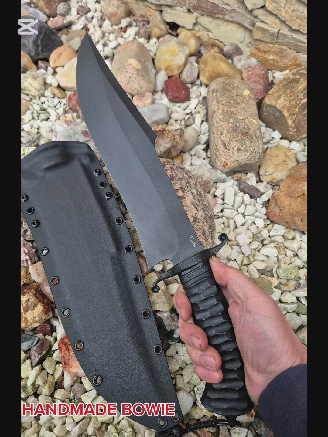 Načíst video: Nůž Bowie N690 DLC - Ruční práce