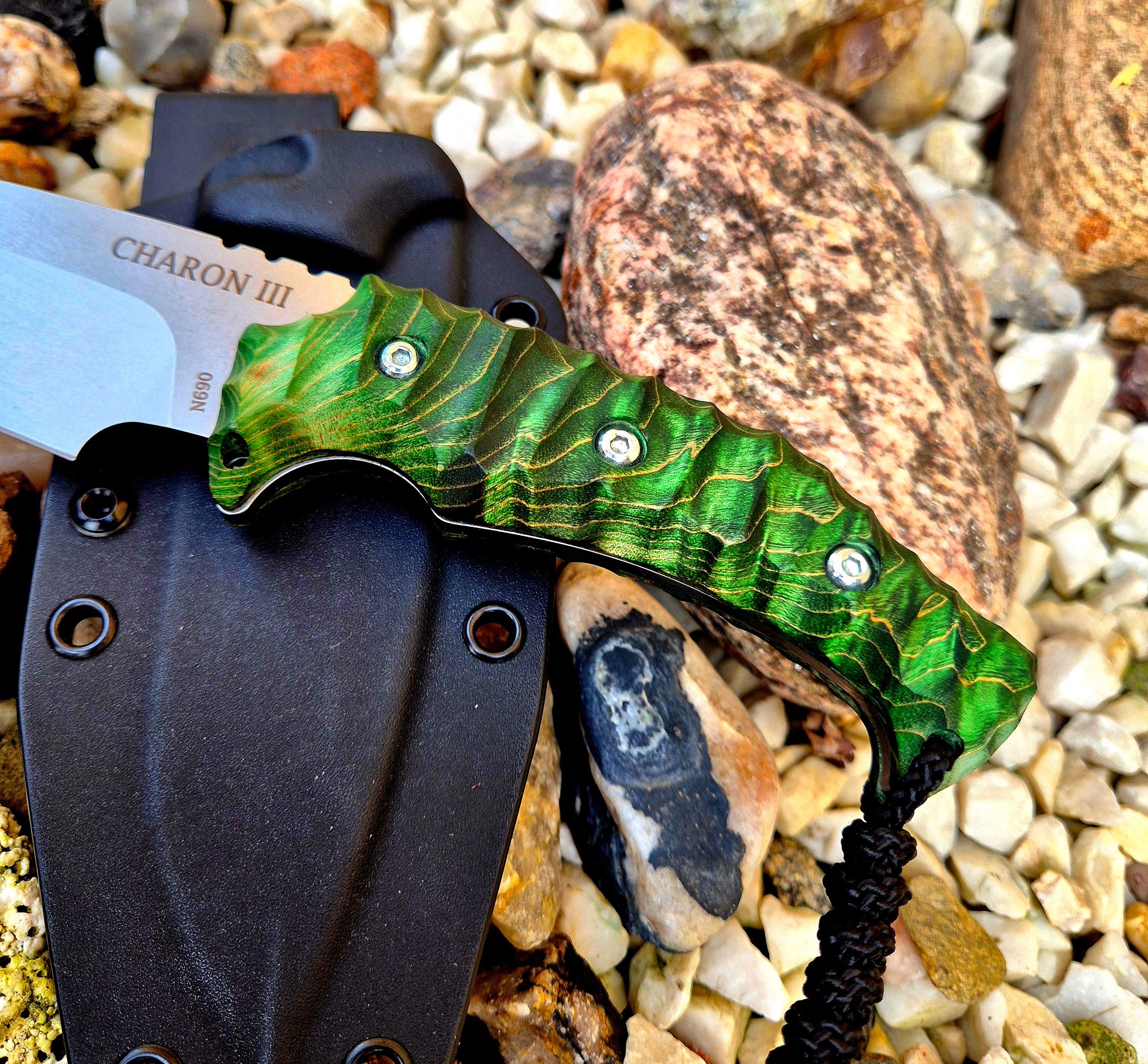 Nůž Charon III - Karelská bříza zelená N690 - Ruční práce