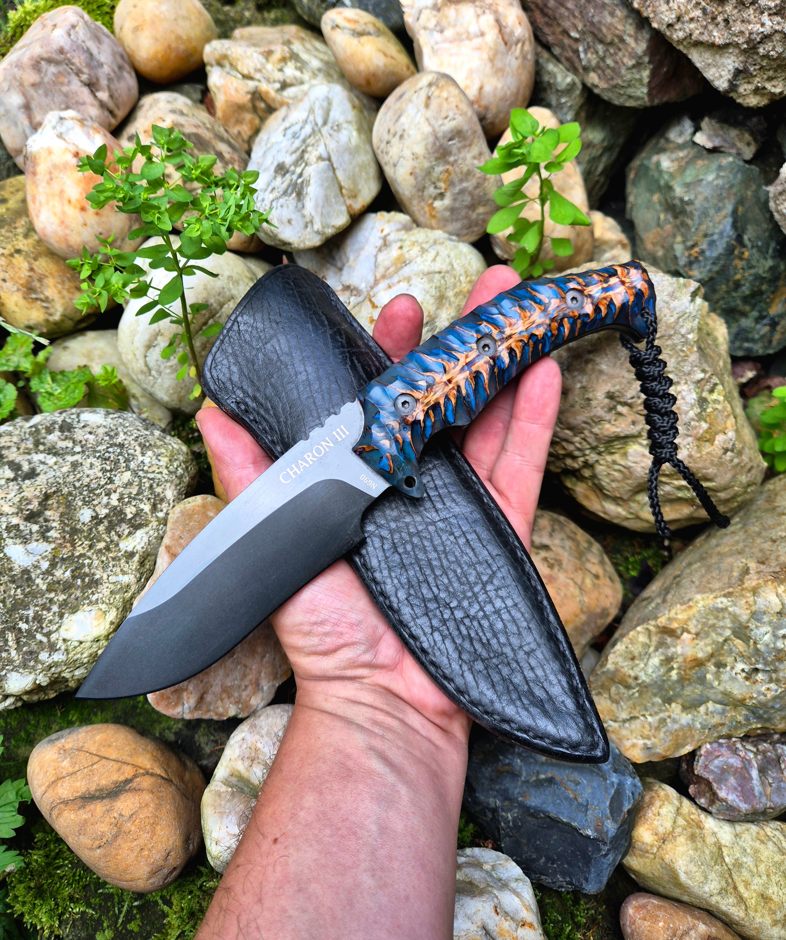 Charon III Messer - stabilisierter blauer Kegel