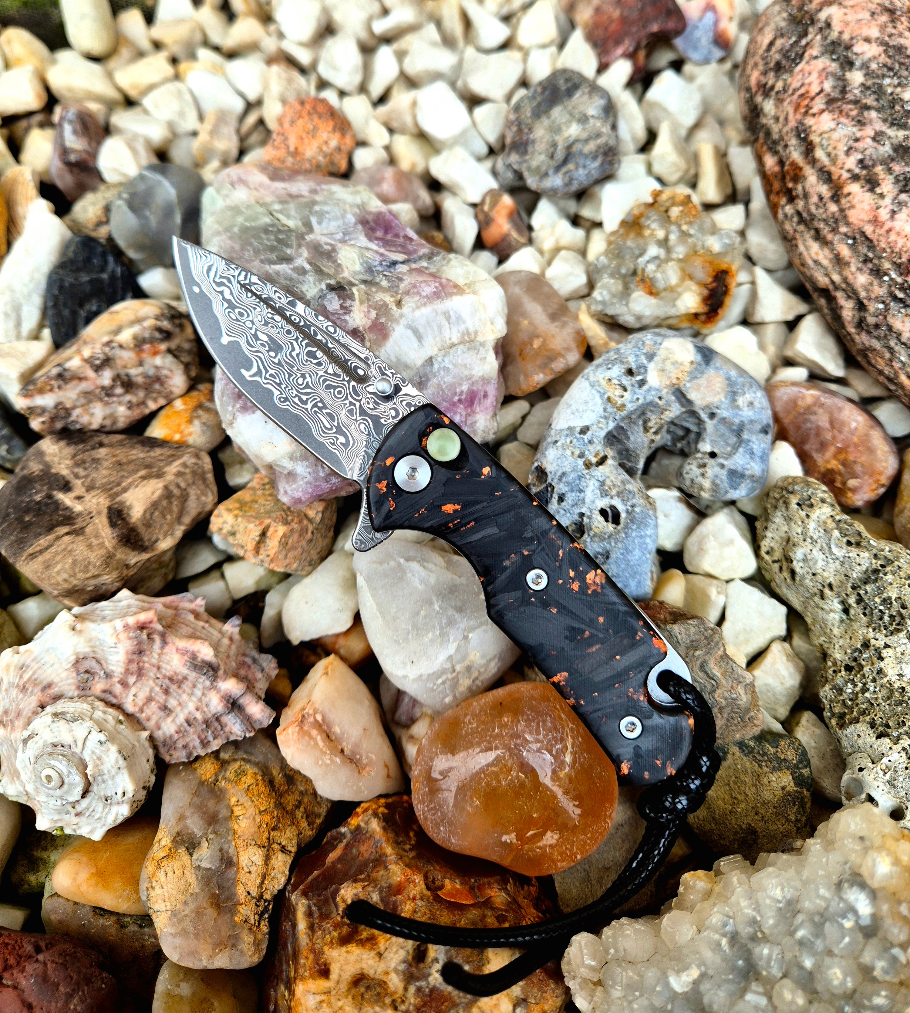 Zavírací nůž - Přívěšek Carbon + nerezový damašek