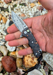 Zavírací nůž - Přívěšek Carbon + nerezový damašek