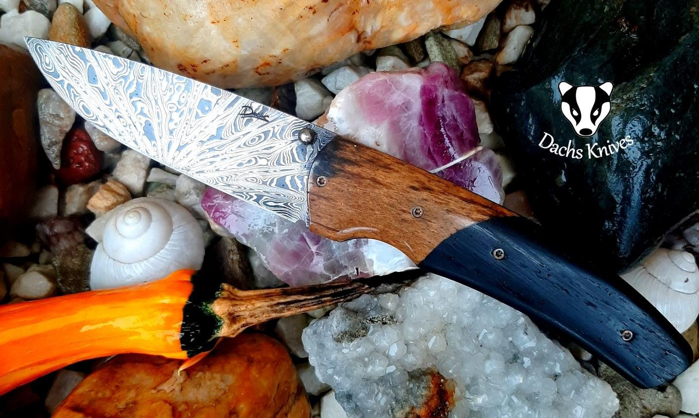 Zavírací nůž Gentleman a pohled z boku - damašková ocel, fosilní kost, subfosilní bahenní dub 
